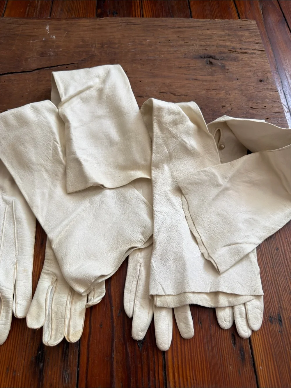 Vintage early 19th c white kid leather mousquetaire opera gloves 2 pairs